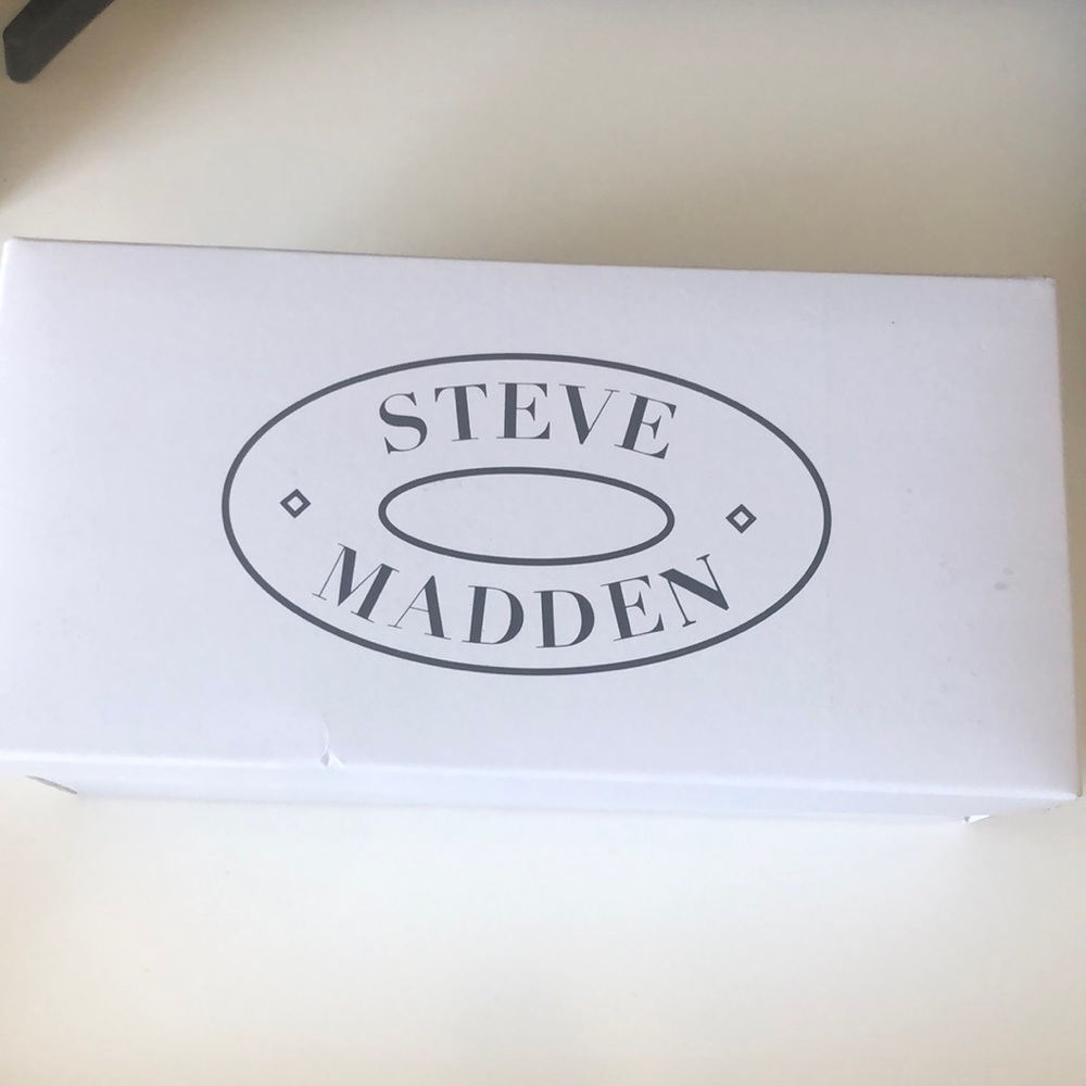 📦 Steve Madden shoe box